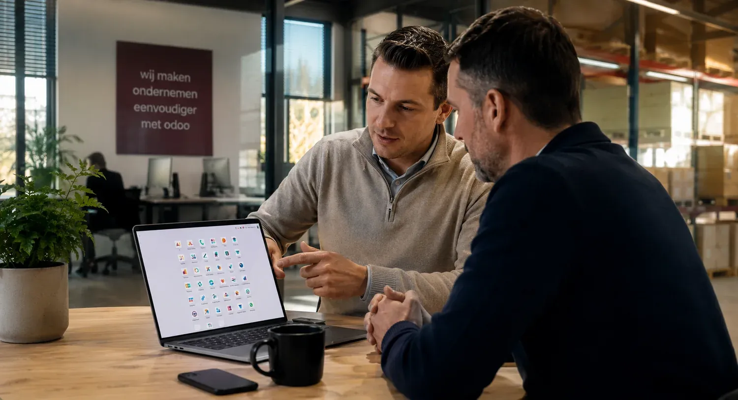 Odoo Experts-consultant bespreekt Odoo met een klant