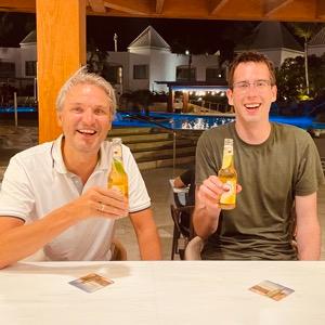 Erwin en Bastoaan drinken Amstel Bright