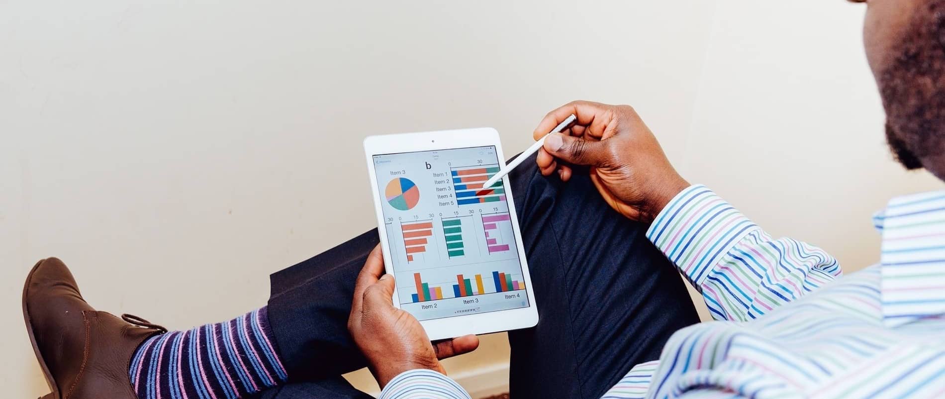 How can I automatically generate leads with my website?