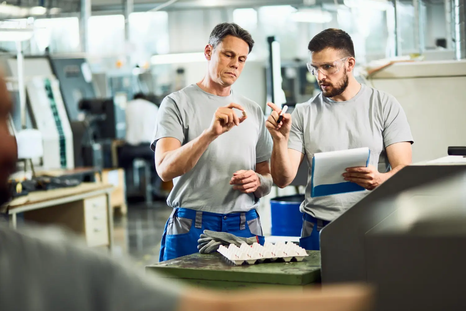 Werkende mannen in een productieomgeving