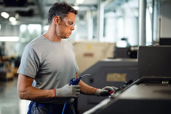 Man werkend in een productieomgeving