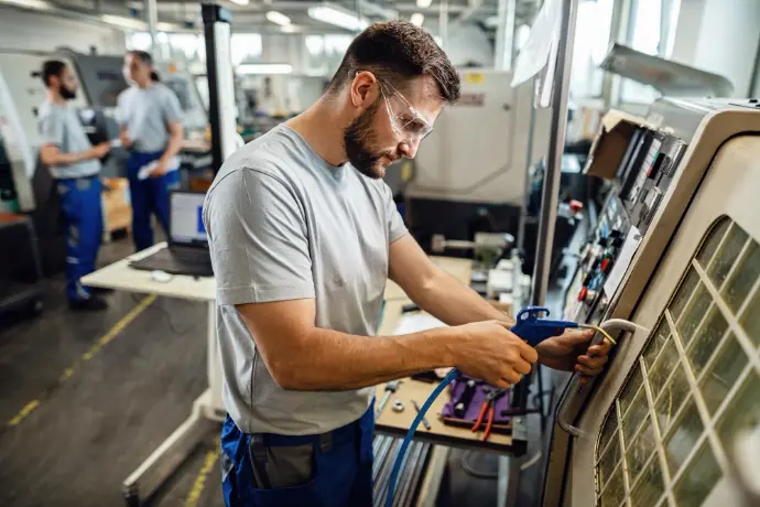 Man werkend in een productieomgeving